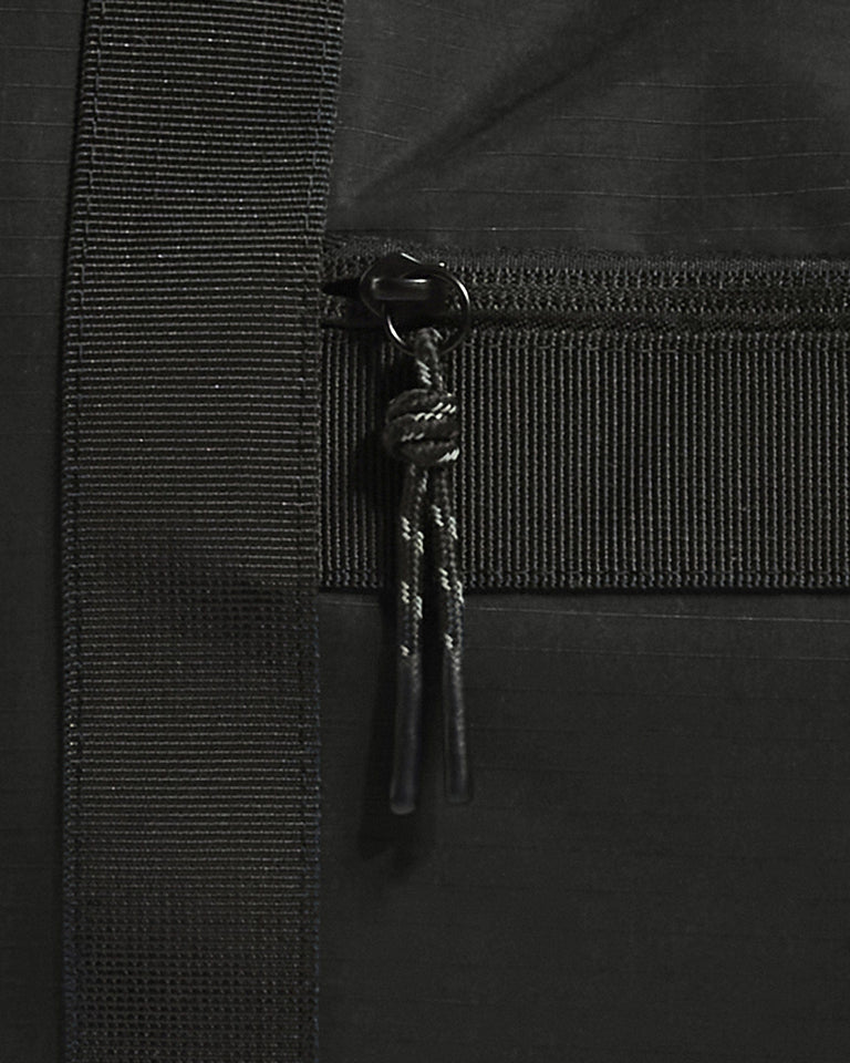 a zipper on a black bag