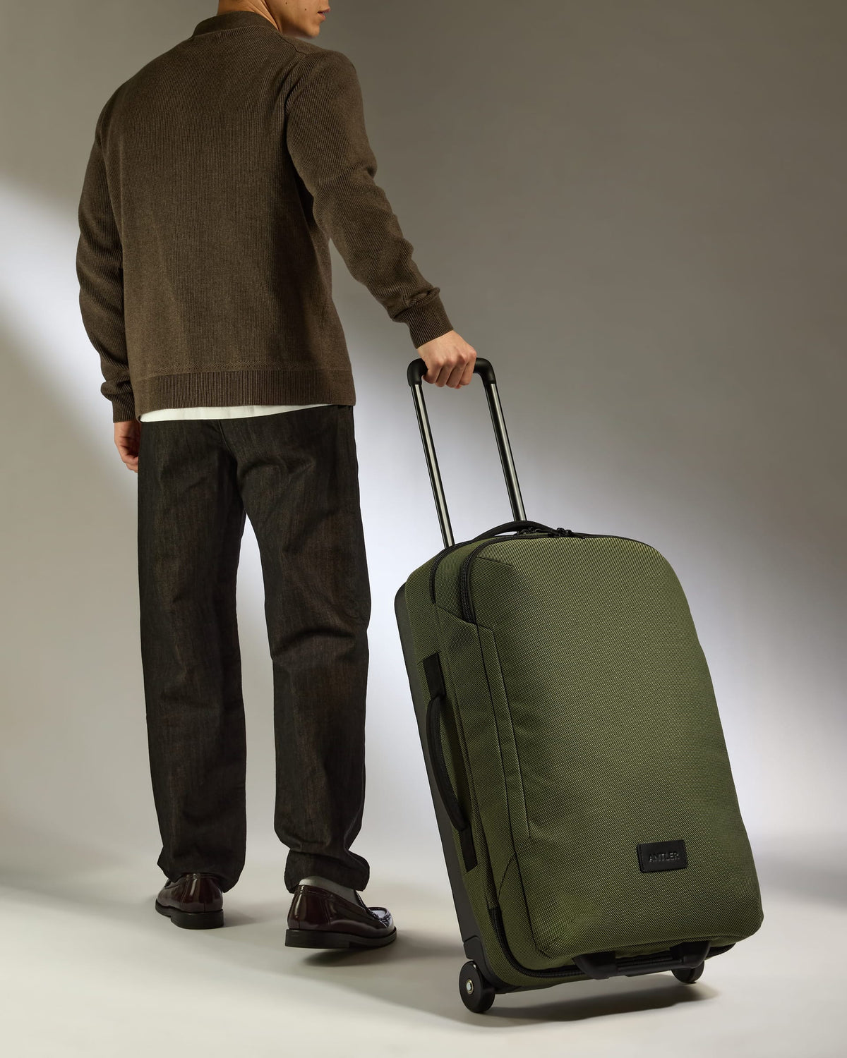 Antler Luggage -  Antler Weave Wheeled Duffel in Olive Green - Wheeled Duffle Antler Weave Wheeled Duffel in Green | Holdall Bag & Suitcase