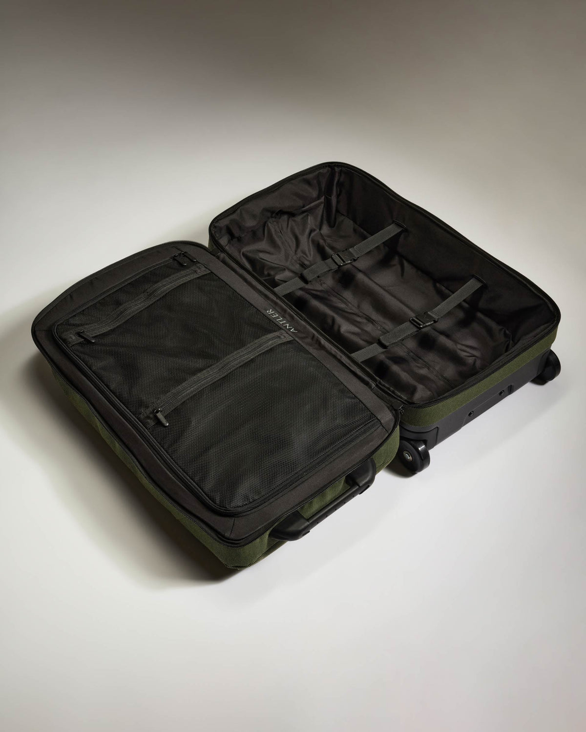 Antler Luggage -  Antler Weave Wheeled Duffel in Olive Green - Wheeled Duffle Antler Weave Wheeled Duffel in Green | Holdall Bag & Suitcase