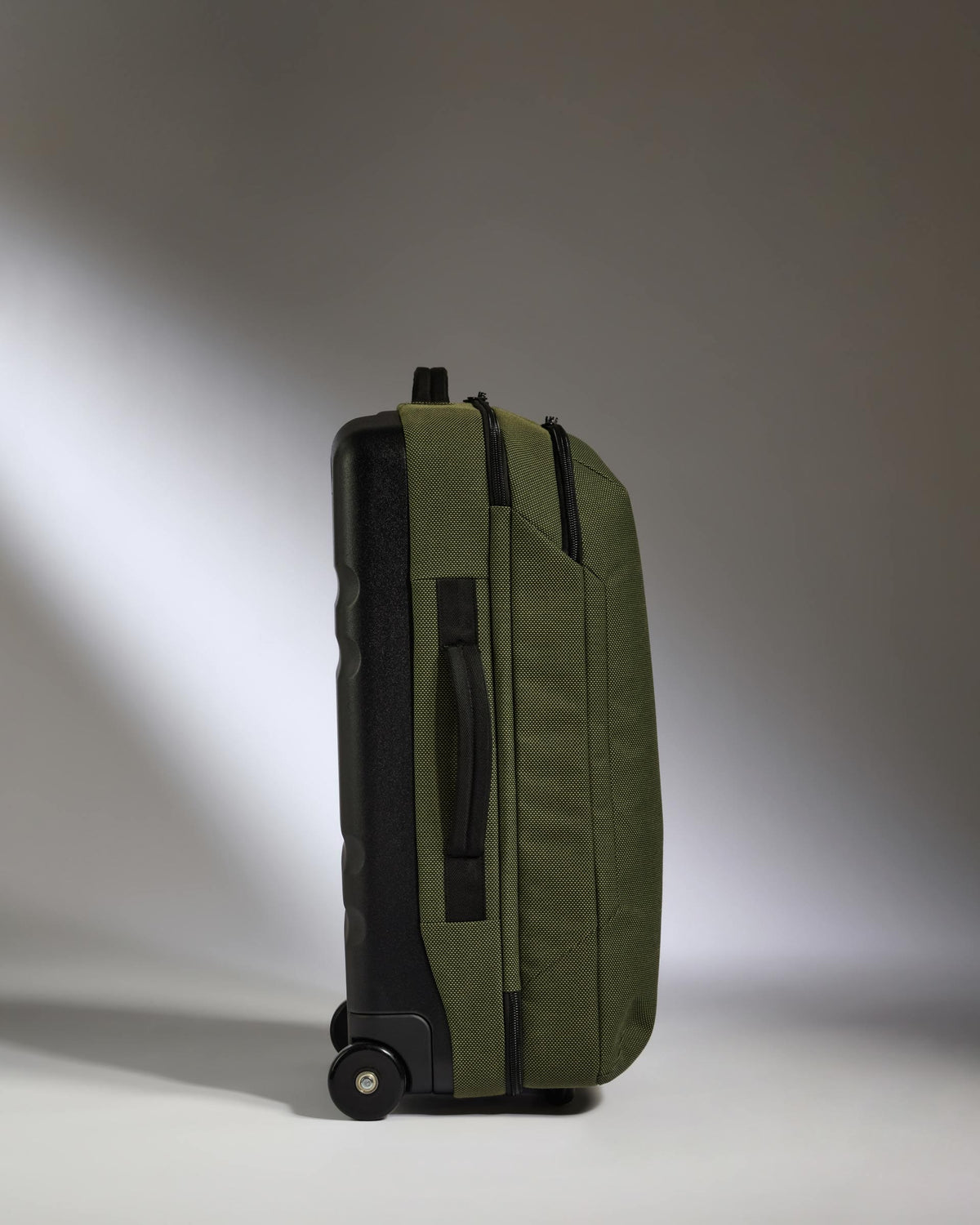 Antler Luggage -  Antler Weave Wheeled Duffel in Olive Green - Wheeled Duffle Antler Weave Wheeled Duffel in Green | Holdall Bag & Suitcase