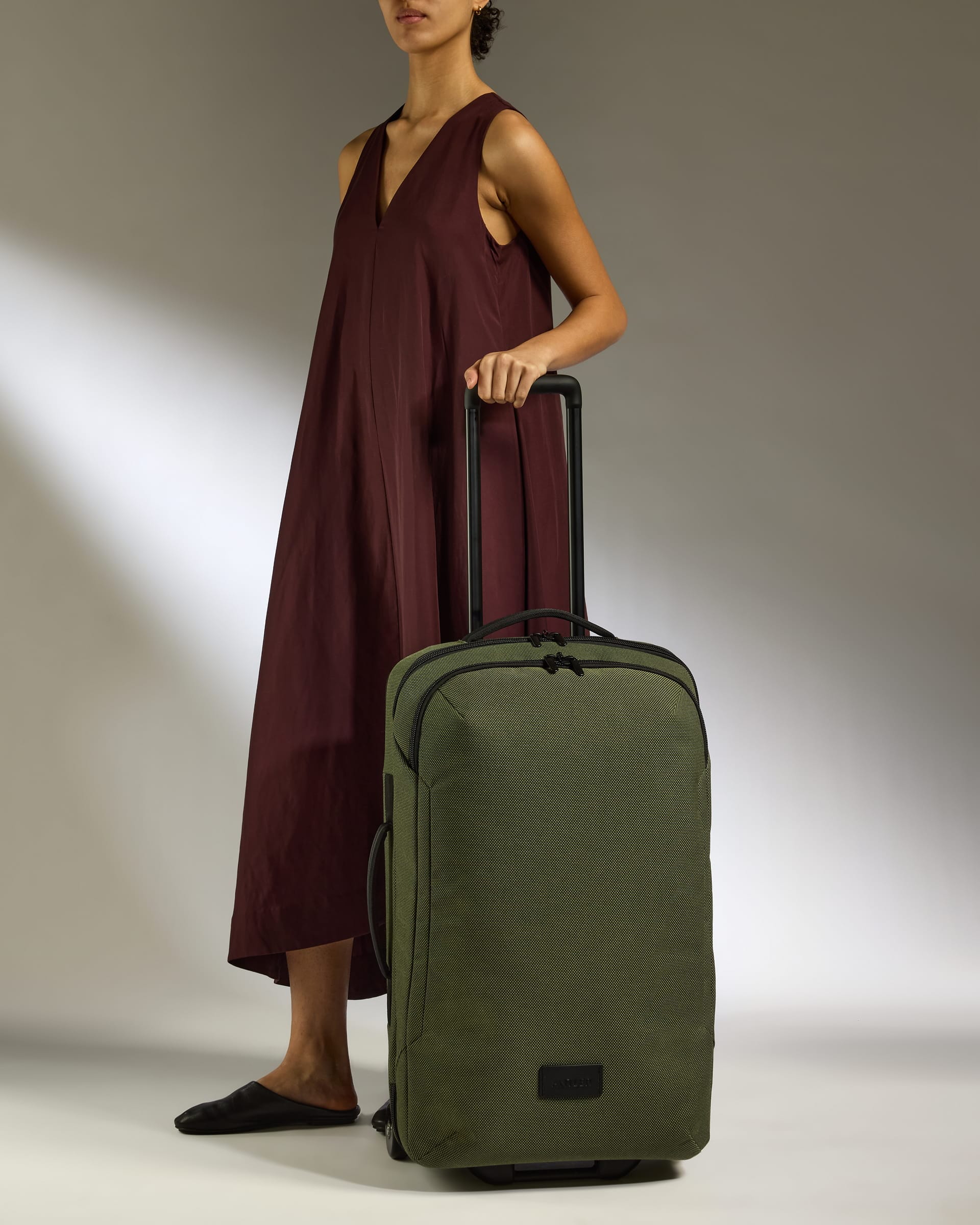 Antler Luggage -  Antler Weave Wheeled Duffel in Olive Green - Wheeled Duffle Antler Weave Wheeled Duffel in Green | Holdall Bag & Suitcase