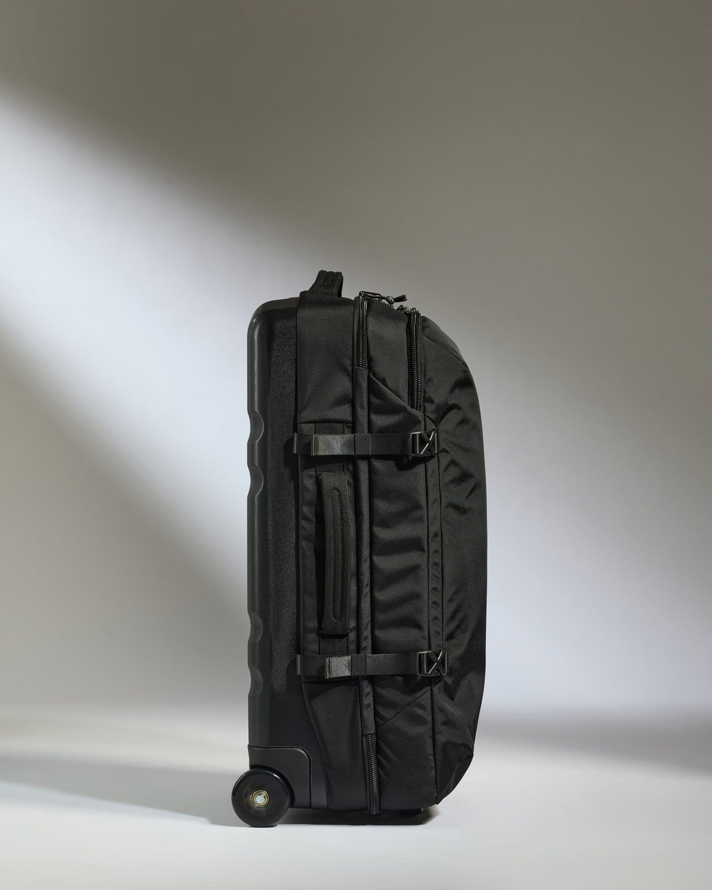 Antler Luggage -  Discovery Wheeled Duffel in Black - Wheeled Duffle Discovery Wheeled Duffel in Black | Holdall Bag & Suitcase