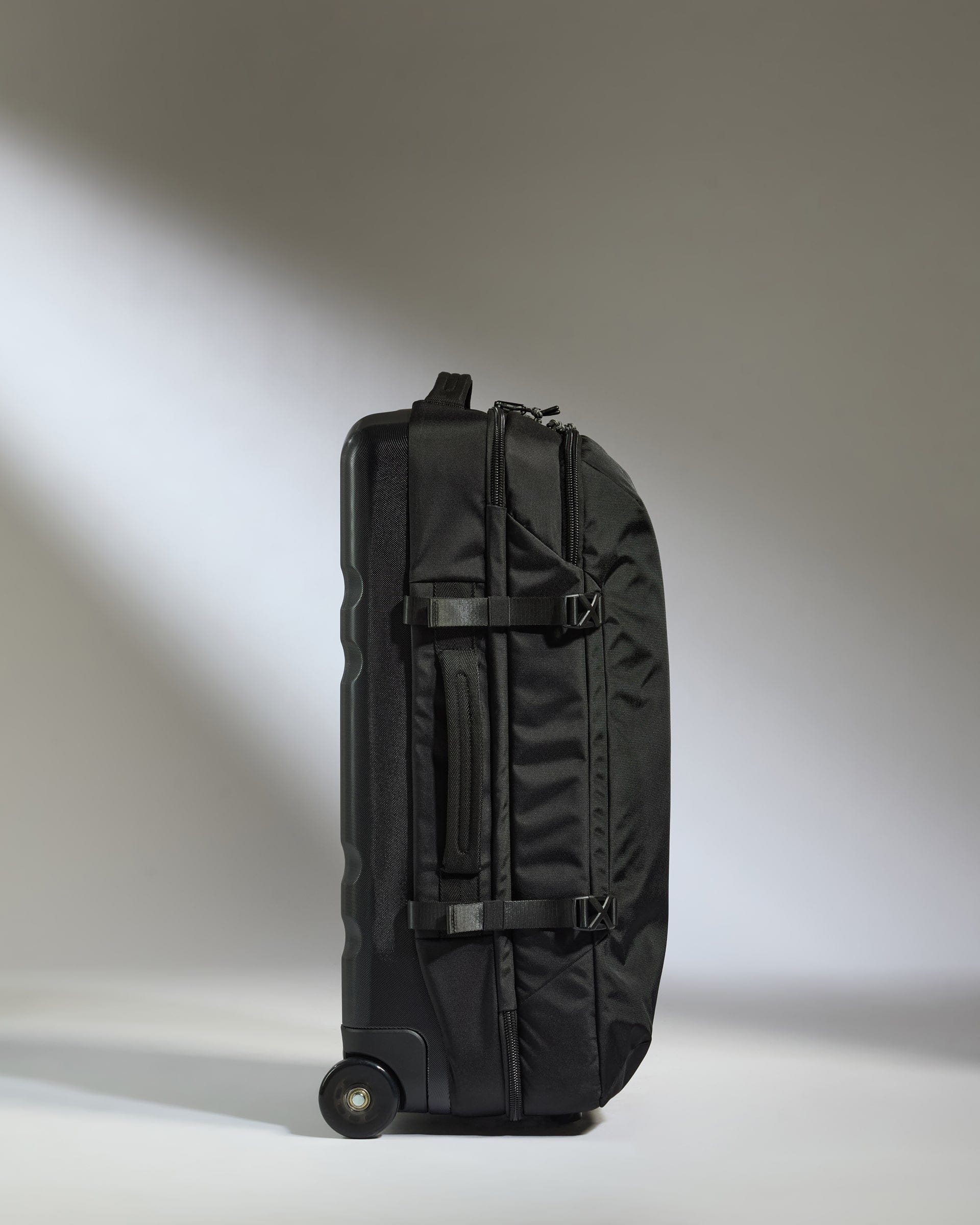 Antler Luggage -  Discovery Wheeled Duffel in Black - Wheeled Duffle Discovery Wheeled Duffel in Black | Holdall Bag & Suitcase