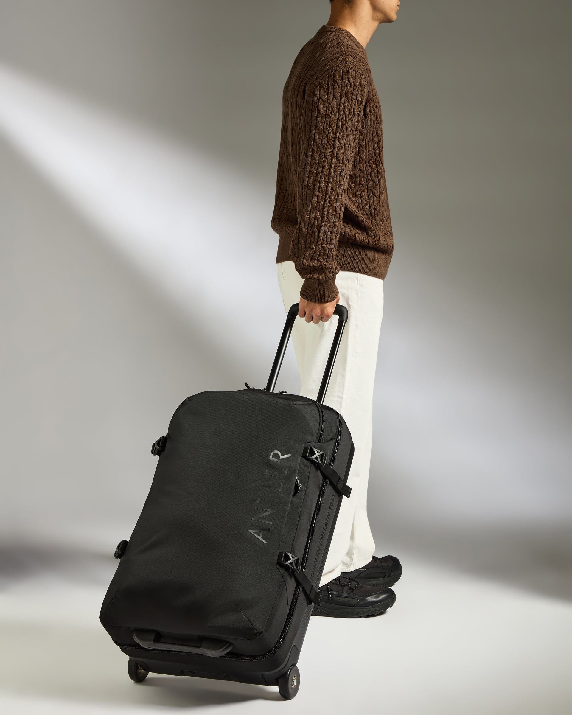 Antler Luggage -  Discovery Wheeled Duffel in Black - Wheeled Duffle Discovery Wheeled Duffel in Black | Holdall Bag & Suitcase