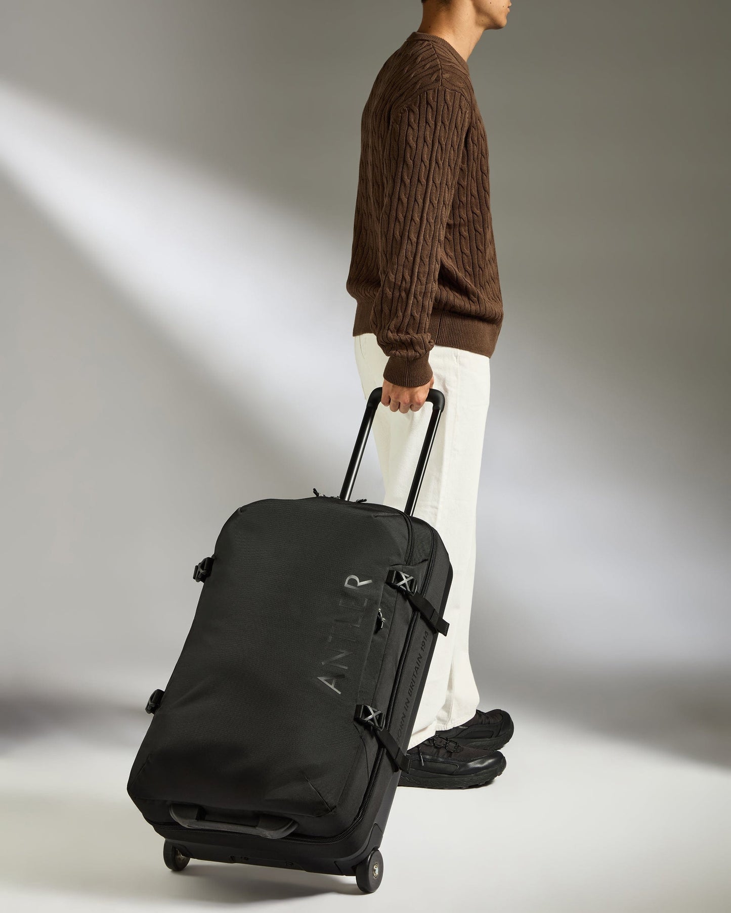 Antler Luggage -  Discovery Wheeled Duffel in Black - Wheeled Duffle Discovery Wheeled Duffel in Black | Holdall Bag & Suitcase