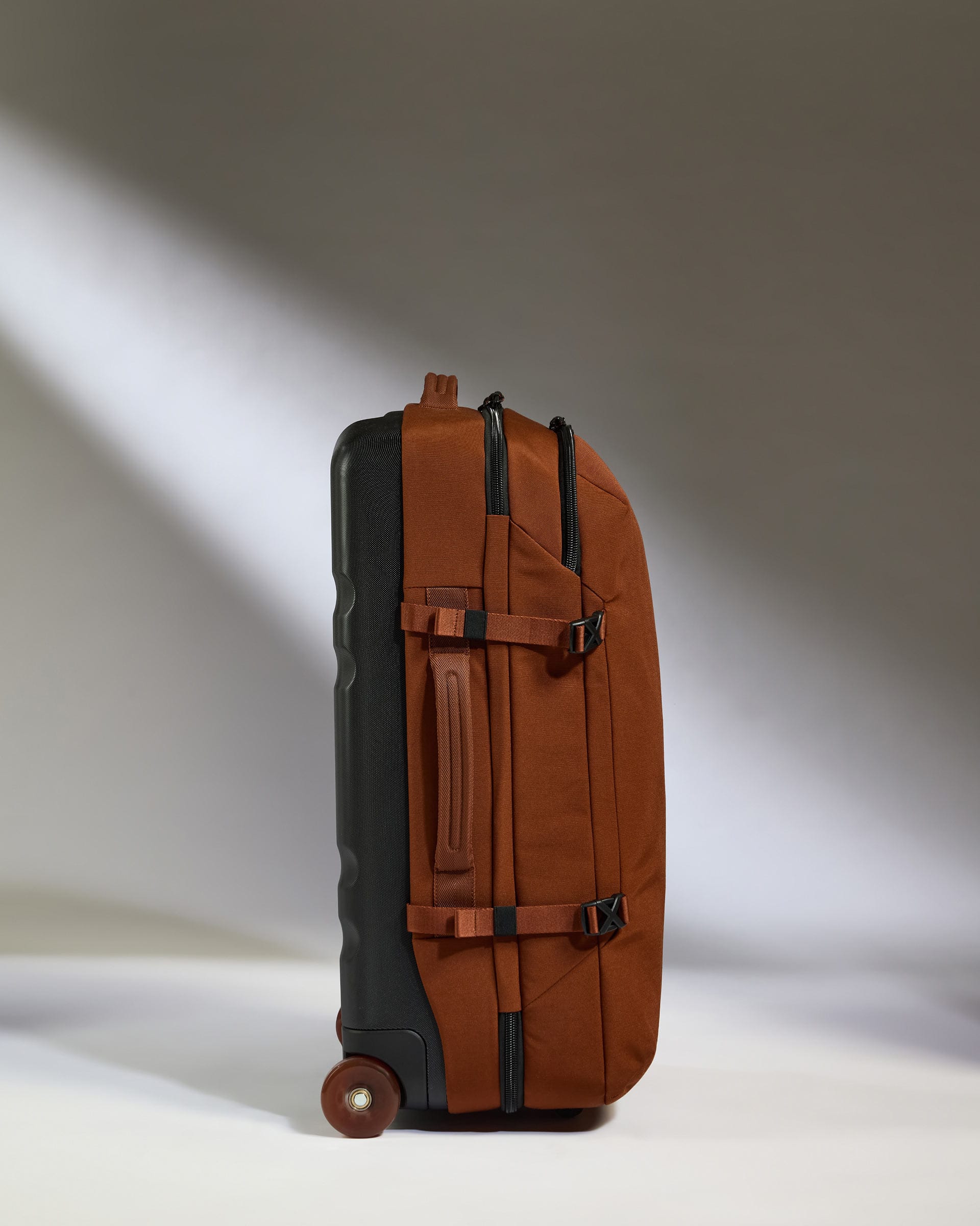 Antler Luggage -  Discovery Wheeled Duffel in Clay Brown - Wheeled Duffle Discovery Wheeled Duffel in Clay | Holdall Bag & Suitcase