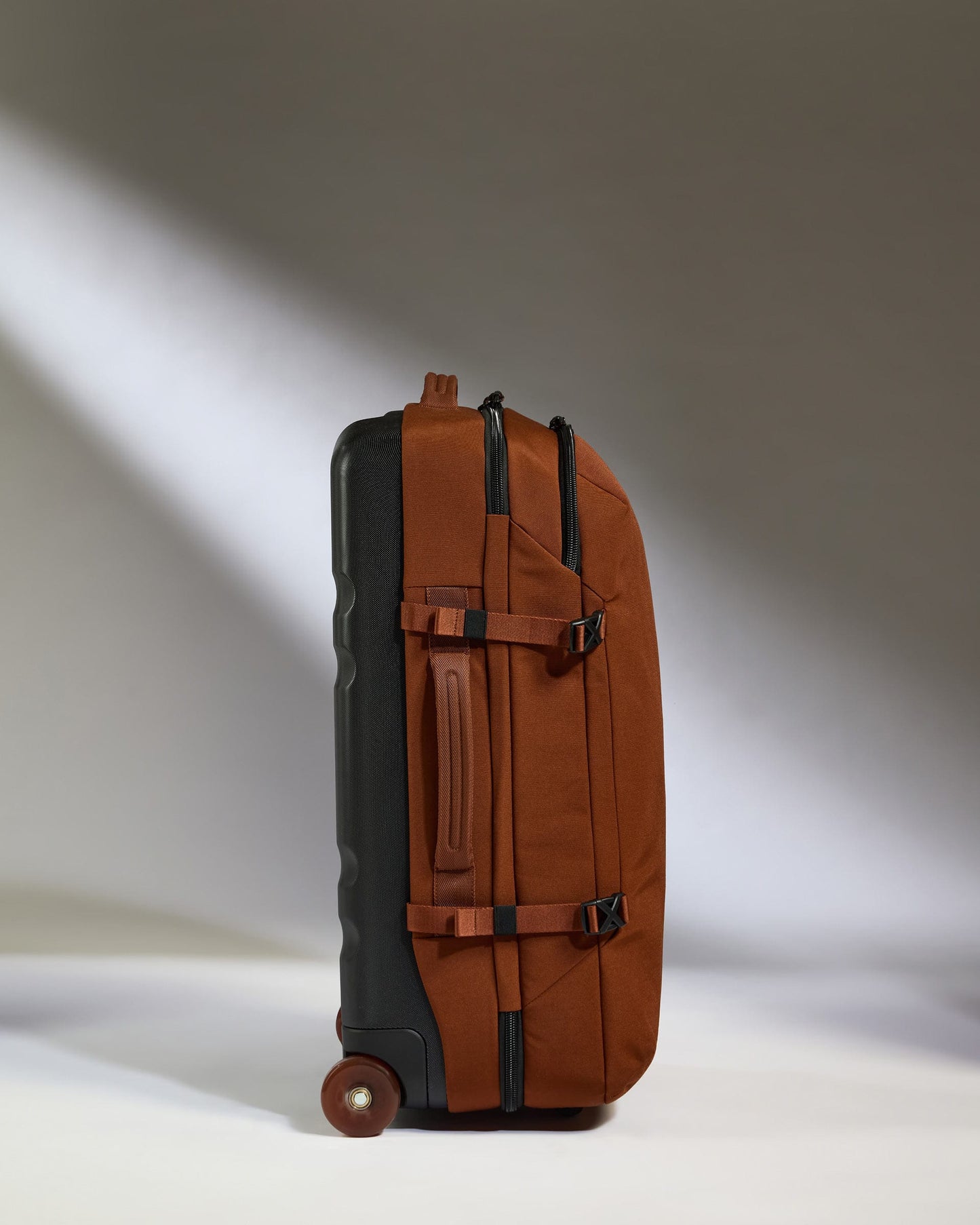 Antler Luggage -  Discovery Wheeled Duffel in Clay Brown - Wheeled Duffle Discovery Wheeled Duffel in Clay | Holdall Bag & Suitcase