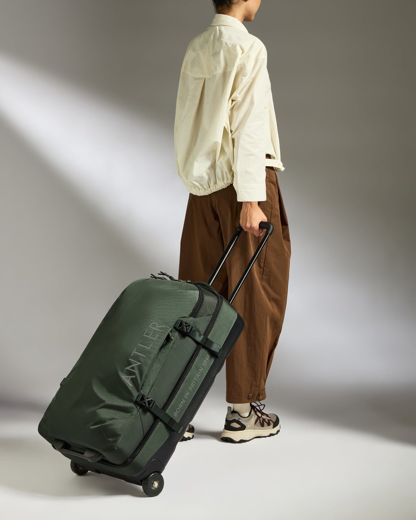 Antler Luggage -  Discovery Wheeled Duffel in Dark Forest Green - Wheeled Duffle Discovery Wheeled Duffel in Dark Green | Holdall Bag & Suitcase