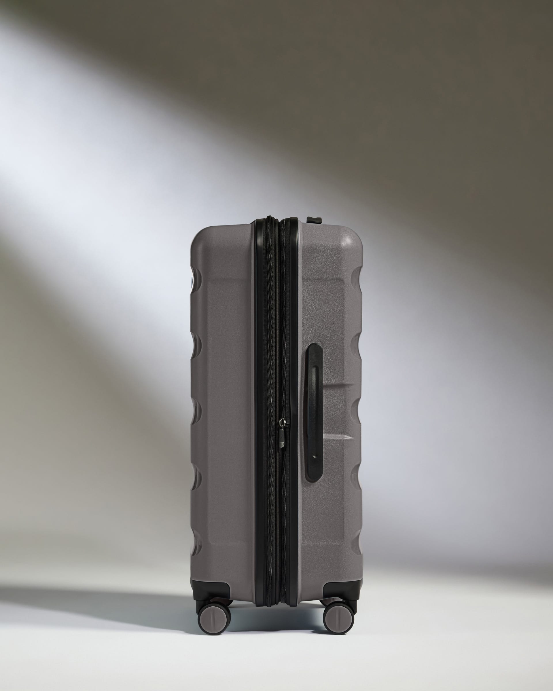 Antler Luggage -  Expandable Medium Suitcase in Gloss Gull Grey - Logo Stripe - Expanding Rollercase | Medium 4W Expandable Medium Suitcase in Gloss Gull Grey - Logo Stripe