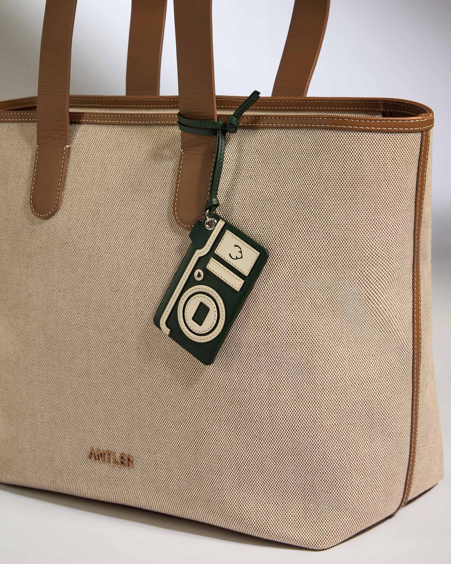 Antler Luggage -  Heritage Leather Tag Camera Green - Travel Accessories Heritage Leather Tag Camera Green