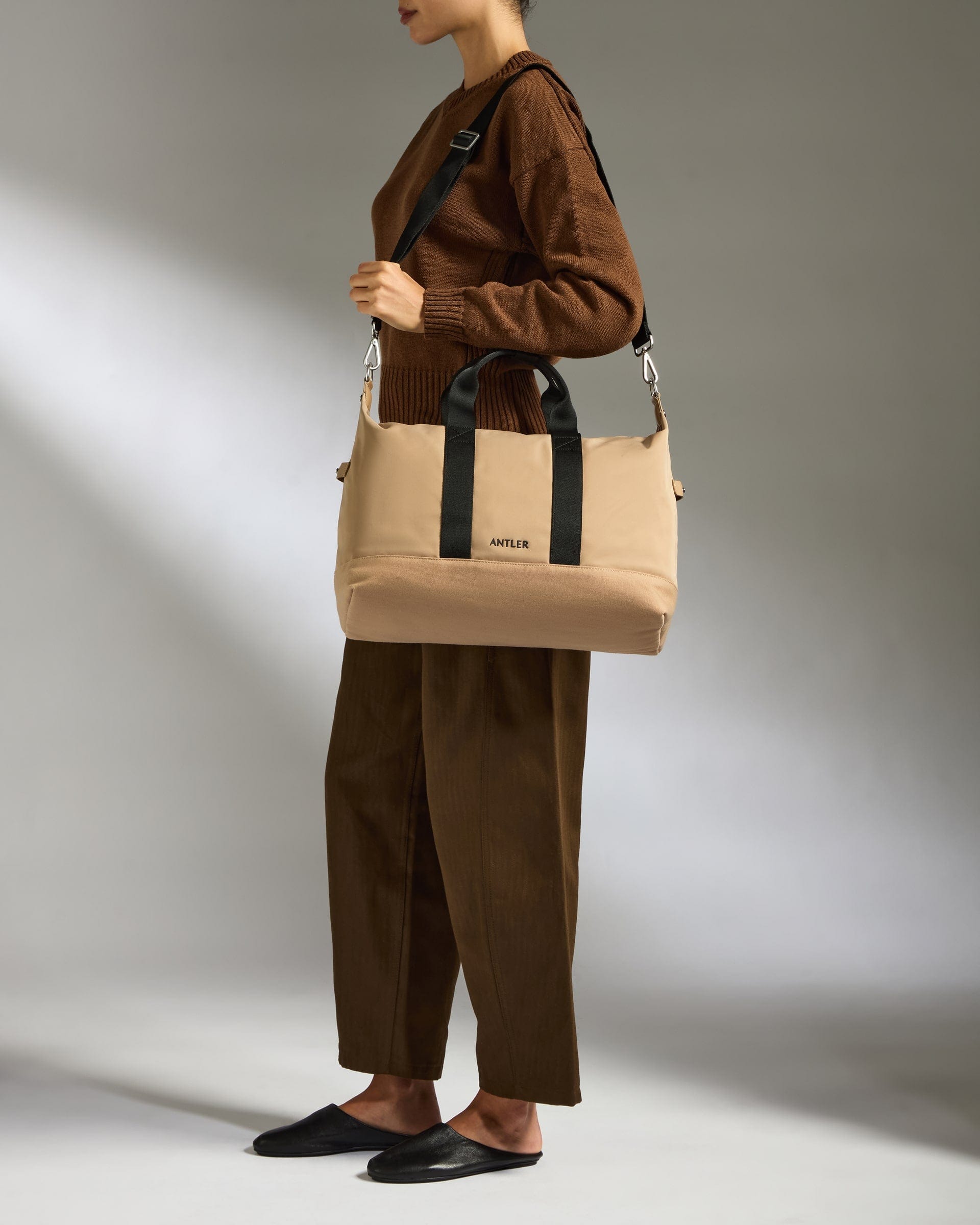 Antler Luggage -  Icon Overnight Bag in Sand - Overnight Bag Icon Overnight Bag in Beige | Weekend Bags & Overnight Travel Bags