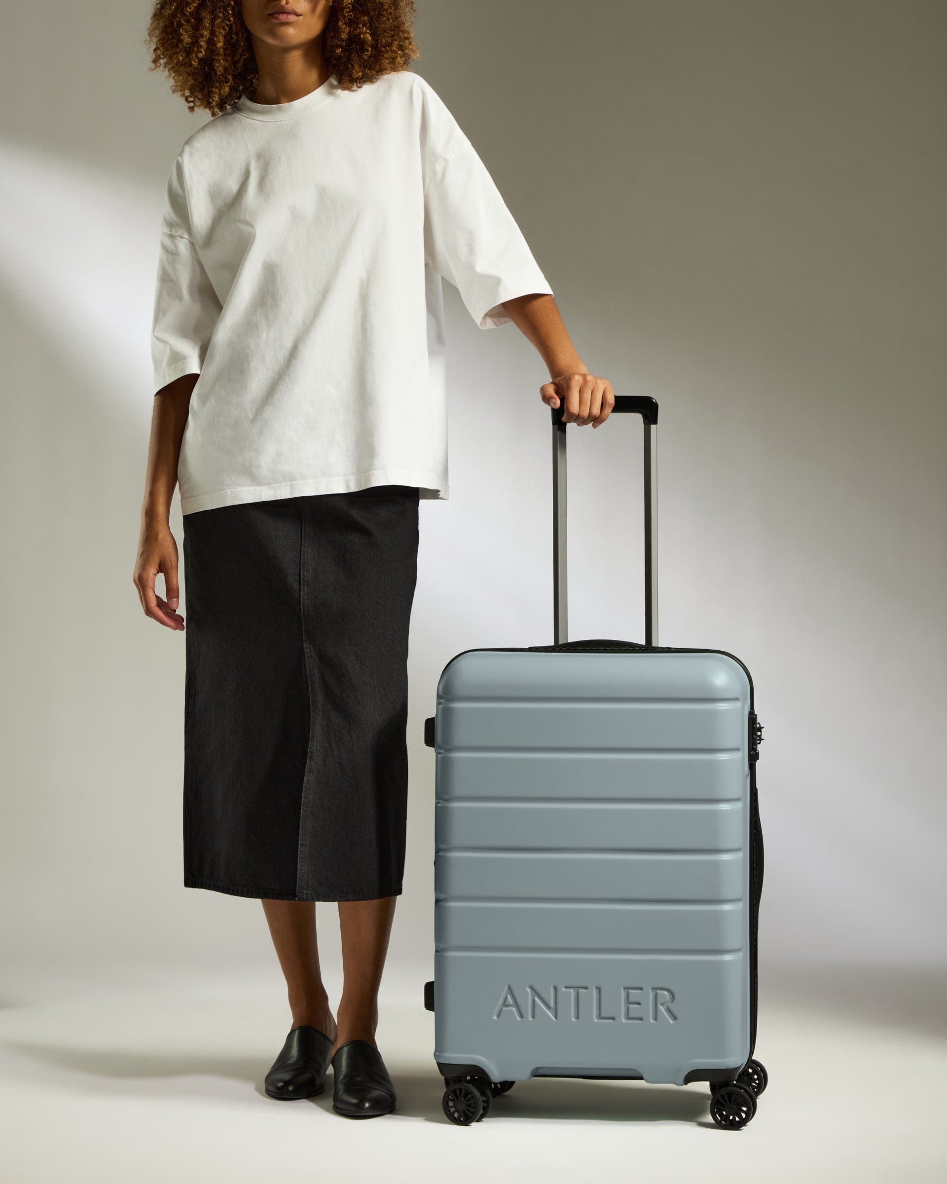 Antler Luggage -  Medium Suitcase in Cool Grey - Logo - Hard Suitcase - Medium Medium Suitcase Cool Grey - Logo | Lightweight Hard Shell Luggage