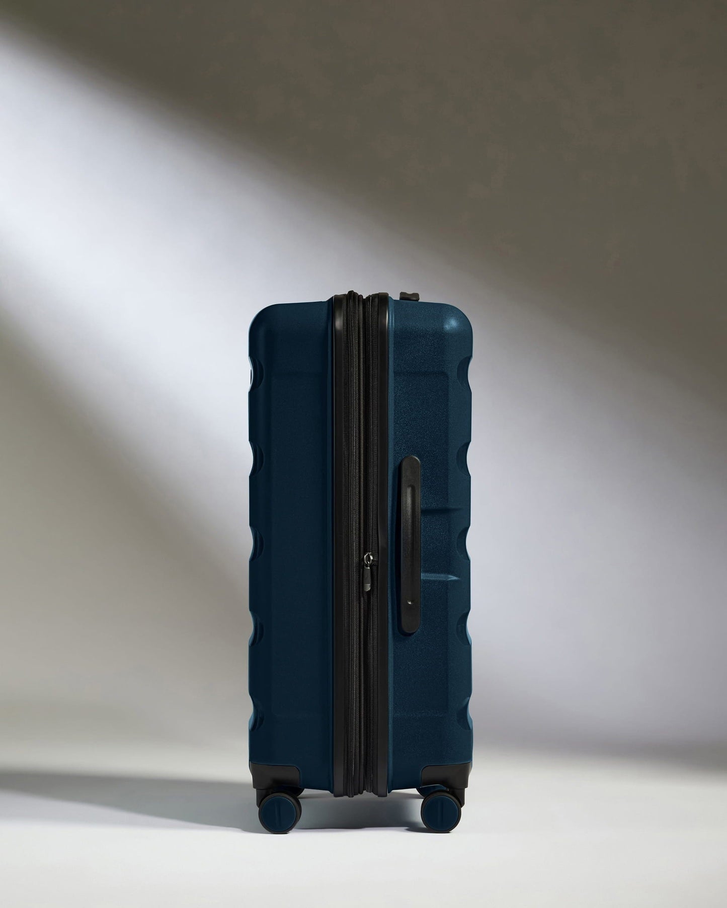 Antler Luggage -  Medium Suitcase in Midnight Blue - Logo Stripe - Hard Suitcase - Medium Medium Suitcase Midnight Blue - Logo Stripe | Lightweight Hard Shell Luggage