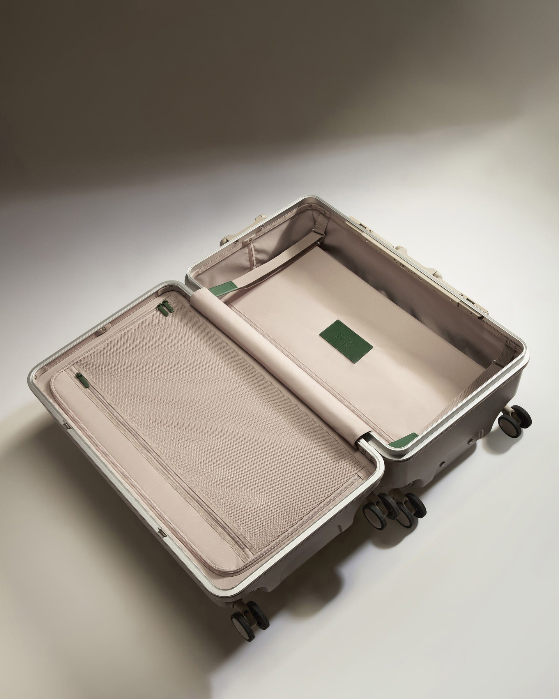 Antler Luggage -  Trunk Suitcase in Sandstone - Heritage Stripe - Hard Suitcase Trunk Suitcase in Beige - Heritage Stripe | Premium Hard Shell Trunk Luggage